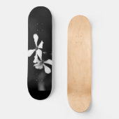 Minimale zwart-wit bloemen persoonlijk skateboard (Voorkant)