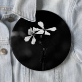 Minimale zwart-wit bloemen ronde button 6,0 cm (In situ)