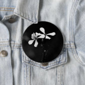 minimale zwart-wit bloemmotief ronde button 4,0 cm (In situ)