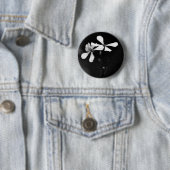 minimale zwart-wit bloemmotief ronde button 5,7 cm (In situ)