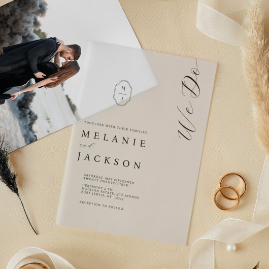 Minimale zwart-wit monogram Crest bruiloft Vellum Uitnodigingen