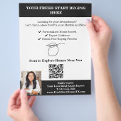 Minimale Zwart & Wit QR Code Zomer Makelaar Flyer (Hand)