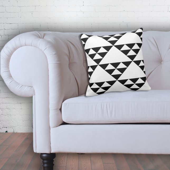 Minimale zwarte en witte geometrische driehoeken kussen (Minimalist Black & White Geometric Triangles Throw Pillow, Eclectic Loft Living)