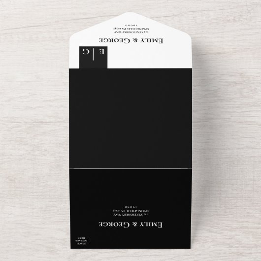 Minimale zwarte en witte monogram legante bruiloft all in one uitnodiging (Buitenkant)