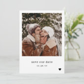 Minimale zwarte fontfoto voor schrijfmachine save the date (Staand voorkant)