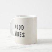 Minimale zwarte + gebroken witte, goede vibes Typo Koffiemok (Voorkant links)