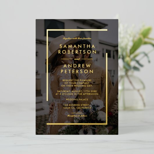 Minimale zwarte goudkleurige bruinbruidsfoto's folie uitnodiging (Staand Voorkant)