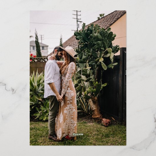 Minimale zwarte goudkleurige bruinbruidsfoto's folie uitnodiging (Achterkant)