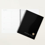 Minimale zwarte goudmonogram planner<br><div class="desc">Minimalistische zwarte gouden monogrammed Planner Name Date Custom Text Classic Block Typografie. Eenvoudig,  modern,  minimalistisch ontwerp dat u kunt personaliseren met uw monogram,  naam en datum,  of tekst van uw keuze in klassiek typografietteren.</div>