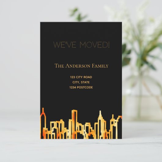 Minimale zwarte goudskyline die we verplaatst hebb aankondiging (Staand voorkant)