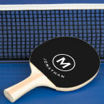 Minimale zwarte klassieke monogram tafeltennisbatje<br><div class="desc">Het minimale monogrammed ontwerp is voorzien van een zwarte achtergrond met uw initialen en een naam in witte typografie voor een schone,  stijlvolle look.</div>