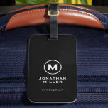 Minimale zwarte moderne Typografische Monogram Bagagelabel<br><div class="desc">Een minimalistisch verticaal ontwerp in moderne stijl met een zwart-wit monogram met een groot typografisch initiaal monogram op een rijke zwarte achtergrond. De tekst kan gemakkelijk worden aangepast gebruikend de verstrekte gebieden.</div>