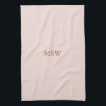 Minimale zwarte roze aangepaste monogram initialen theedoek<br><div class="desc">Elegant aangepaste naam monogram initialen knipperen roze vaste kleur feminine Kitchen Towel. Minimalistisch,  eenvoudig,  modern,  stijlvol design. Stapel roos aanpasbare serif tekst op de wazige roze effen kleur achtergrond.</div>