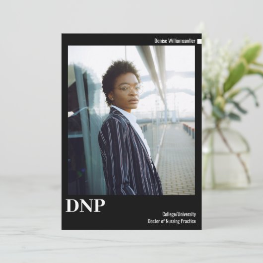 Minimale zwarte witte foto DNP-Afstuderen Aankondiging (Staand voorkant)