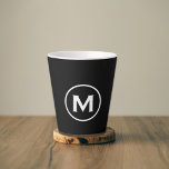 Minimale zwarte witte monogram latte mok<br><div class="desc">Een eenvoudig,  op maat gemaakt monogrammed ontwerp in moderne,  minimalistische stijl in een zwart-wit kleurenpalet; een eenvoudig,  schoon professioneel ontwerp dat eenvoudig kan worden bijgewerkt met uw monogram initiaal.</div>