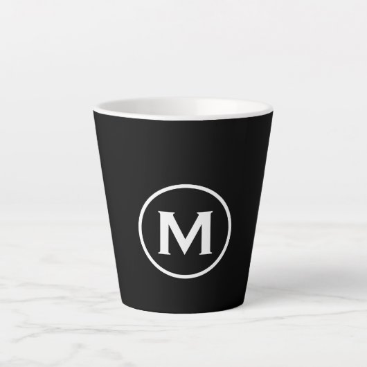 Minimale zwarte witte monogram latte mok (Voorkant)