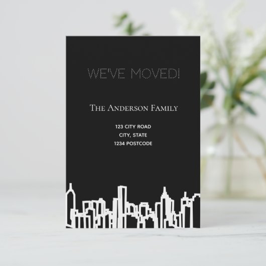 Minimale zwarte witte skyline die we verplaatst he aankondiging (Staand voorkant)