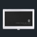 Minimale zwarte zilvermonogram visitekaarthouder<br><div class="desc">Minimalistisch monogram met klassiek bloktypografie zilver geborsteld metaal monogram medaillon met gepersonaliseerde naam en titel of aangepaste tekst hieronder op een eenvoudige zwarte achtergrond. Personaliseer voor uw eigen gebruik.</div>