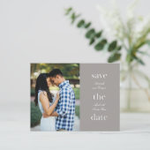 Minimalisator met gestapelde woorden slaat de datu briefkaart (Staand voorkant)