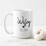Minimaliseer de eenvoudige Mok van de Koffie van h<br><div class="desc">Laat je vrouw elke ochtend haar dag beginnen met een kop koffie direct uit de mok die je haar gekocht hebt, die zal dienen als herinnering aan je liefde voor haar. Deze mok kenmerkt een modern minimalistisch en eenvoudig kalligrafiekmanuscript met de rubriek, "Wifey"en een hart grafisch kunstwerk en het jaar...</div>
