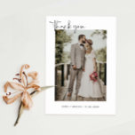 Minimaliserende bruiloft foto bedankkaart<br><div class="desc">Minimalistische en elegante bruiloft bedankt u kaart met scripttypografie. De tekst en de berichten kunnen op de rug van de kaart worden uitgegeven. Voor een meer geavanceerde aanpassing van dit ontwerp, bijvoorbeeld het wijzigen van de lay-out, het lettertype of de tekstgrootte, klikt u hierboven op de knop "AANPASSEN". Neem contact...</div>