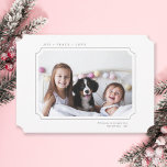 Minimaliserende kerstfoto van Joy Peace Love Feestdagenkaart<br><div class="desc">Eenvoudig kerstfeest | Vakantiefootkaart bevat uw foto in een lijst met de vorm van een kaartje met een wintergroen patroon op de achterkant. Voor meer geavanceerde aanpassing van dit ontwerp,  te klikken gelieve de BUTTON van het TOOL VAN HET ONTWERP BLAUW.</div>