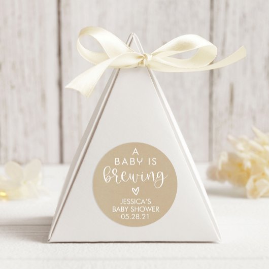 Minimalist A Baby is het brouwen van Baby shower g Ronde Sticker