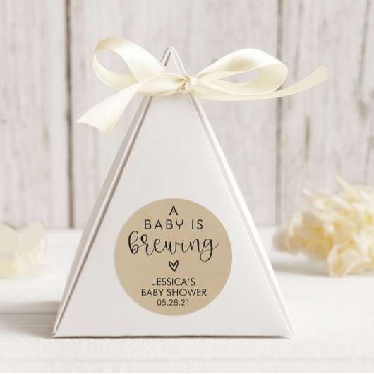 Minimalist A Baby is het brouwen van Baby shower Ronde Sticker
