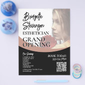 Minimalist beauty model esthetician salon Flyer (Enkel)