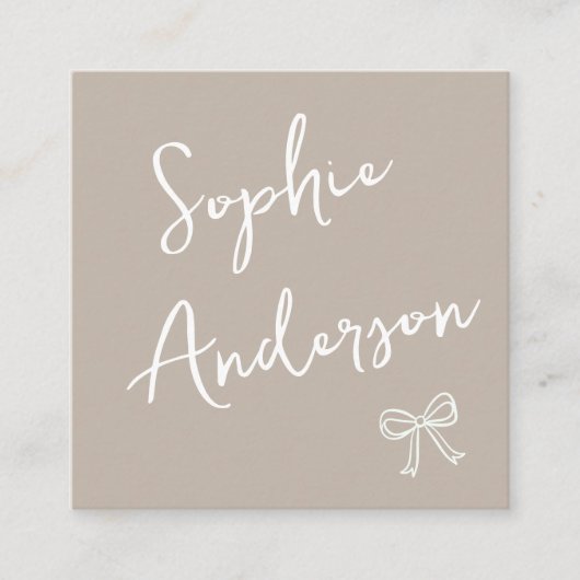 Minimalist Beige with Elegant Script & Bow      Vierkante Visitekaartje (Voorkant)