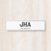 MINIMALIST BLACK THREE LETTER MONOGRAM NAME WHITE DEURBORDJE (Voorkant)