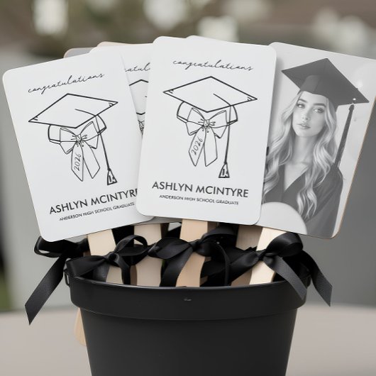 Minimalist Black & White Graduation Cap and Bow Handwaaier