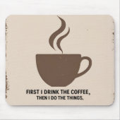 Minimalist “But First, Coffee” Mousepad – Stylish  Muismat (Voorkant)