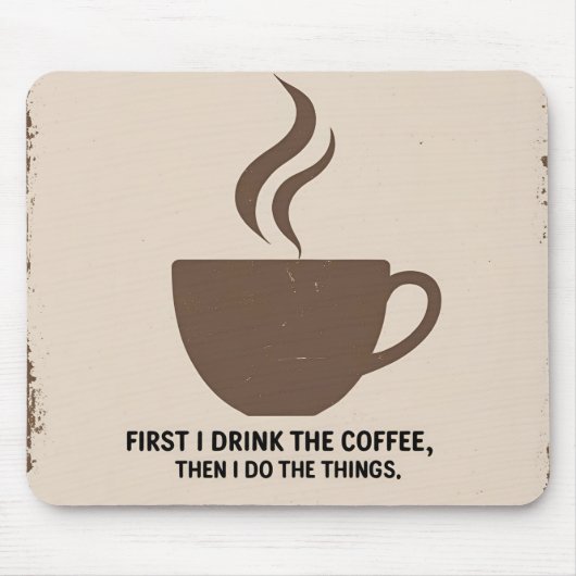 Minimalist “But First, Coffee” Mousepad – Stylish  Muismat (Voorkant)