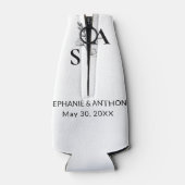 Minimalist BW Monogram Wildflower Wedding Flesjeskoeler (Achterkant)