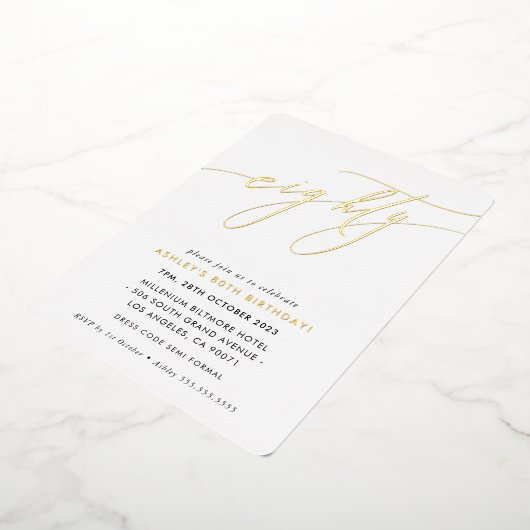 MINIMALIST Calligrafietechiek 80ste verjaardagsgou Folie Uitnodiging (Gedraaid)