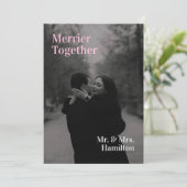 Minimalist Chic Merrier Together Photo Christmas Feestdagenkaart (Staand voorkant)