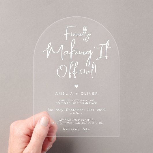 Minimalist Chic Script Typography Arch Wedding Acryl Uitnodigingen (Insitu (Draagbaar))