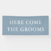 Minimalist Dusty Blue Hier komen de bruidegoms Spandoek (Horizontaal)