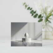 Minimalist Easter Egg on Modern Pedestal (Staand voorkant)