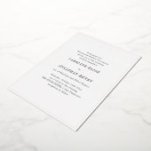 Minimalist Elegant Black White Serif Wedding Gold Folie Uitnodiging (Gedraaid)
