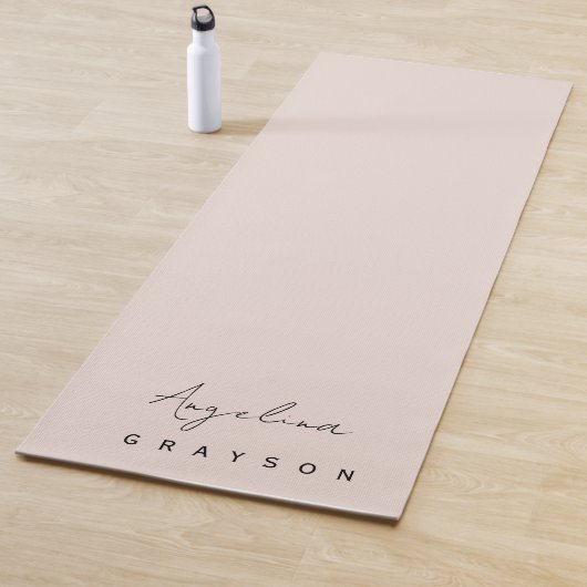 Minimalist handwritten script, simple and modern yogamat (In situ)
