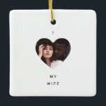 Minimalist Ik hou van mijn vrouw foto Keramisch Ornament<br><div class="desc">Kerstzwart en wit minimalistisch hart Ik hou van mijn vrouw Foto van keramisch Ornament met grote en schone witte ruimtes, gepersonaliseerde tekst met namen, feestelijkheden (bruiloft, verloving, kerst, nieuw jaar of een speciale gebeurtenis) en een moderne sneeuwvlokken achtergrond op de achterkant met uw aangepast jaar. Deze keramische kerstornamenten kunnen eenvoudige...</div>