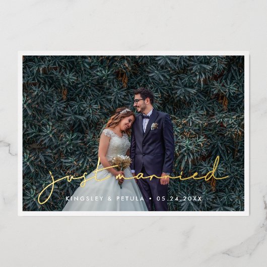 Minimalist Just Married Photo Foil Announcement Folie Uitnodiging (Voorkant)