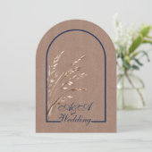 Minimalist Light Brown and Navy Arch Wedding Kaart (Staand voorkant)