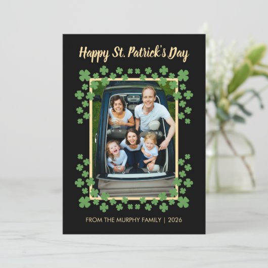 Minimalist lucky shamrock st. Patrick's Day Photo Feestdagenkaart (Staand voorkant)