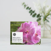 Minimalist Luxe Floral Logo met Roze Orchideeën Briefkaart (Staand voorkant)