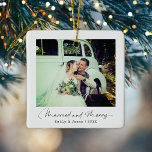 Minimalist Married & Merry Christmas Foto Keramisch Ornament<br><div class="desc">Dit is een minimalistisch en stijlvol kerstornament. Het ontwerp maakt gebruik van een eenvoudige en elegante foto met "Married and Merry" in een elegante scripttypografie en zou geschikt zijn voor elke pasgetrouwde die hun eerste kerst als een heer en mevrouw vieren. Personaliseer dit ornament met jouw naam, foto en het...</div>