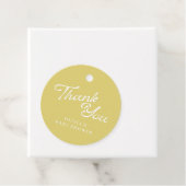 Minimalist Modern Yellow Retro Script Baby Shower Bedankjes Labels (In situ)