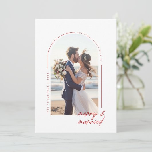 Minimalist Newlywed Beach Couple Photo Christmas Feestdagenkaart (Staand voorkant)